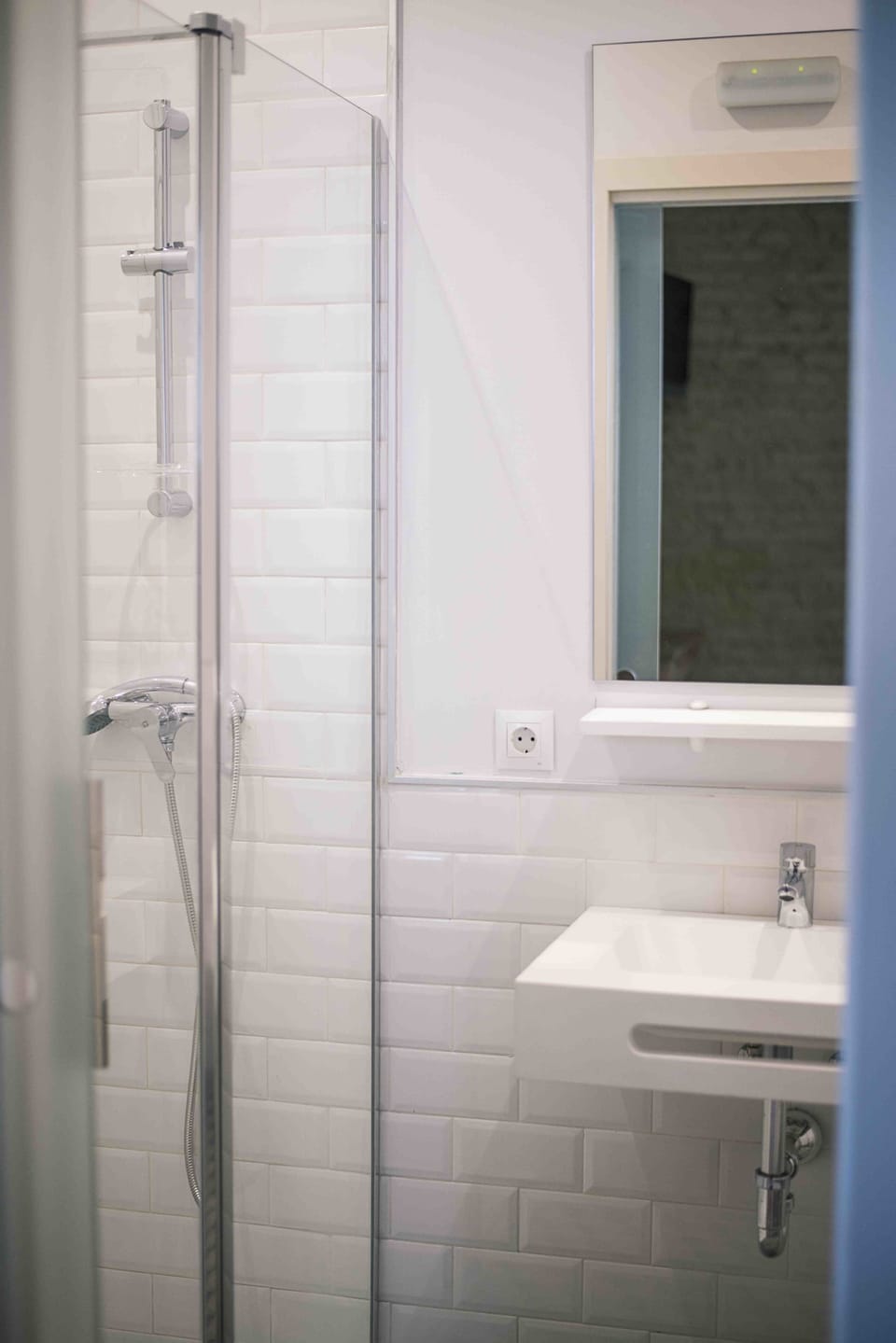 Standard Double Room | Bathroom | Shower, free toiletries, hair dryer, towels