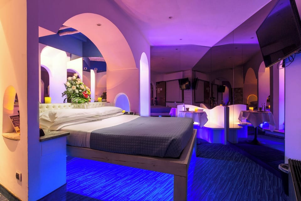 Junior Studio Suite, 1 King Bed, Hot Tub | Down comforters, minibar, desk, soundproofing