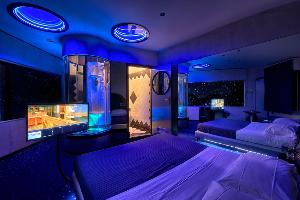 Junior Studio Suite, 1 King Bed | Down comforters, minibar, desk, soundproofing