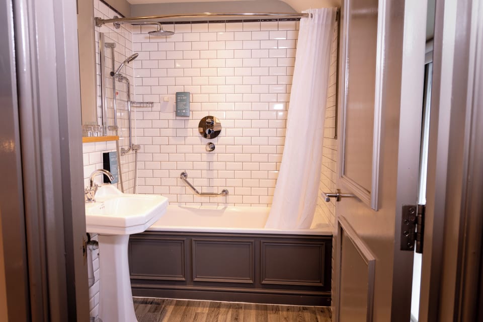 Twin Room | Bathroom | Shower, towels