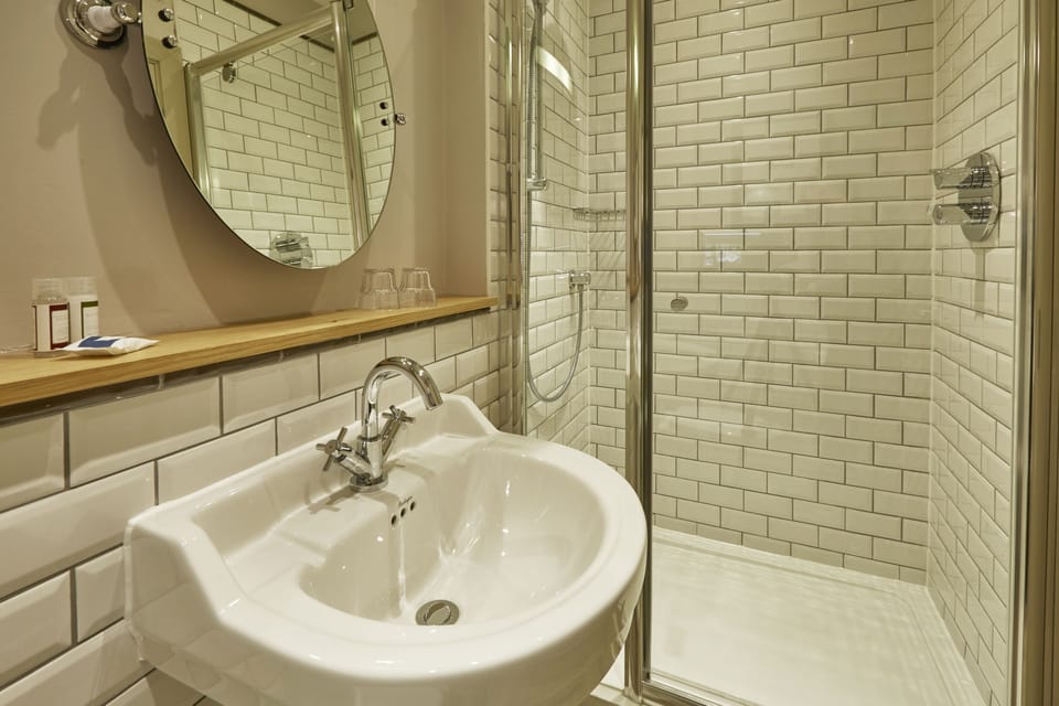 Double Room | Bathroom | Shower, towels