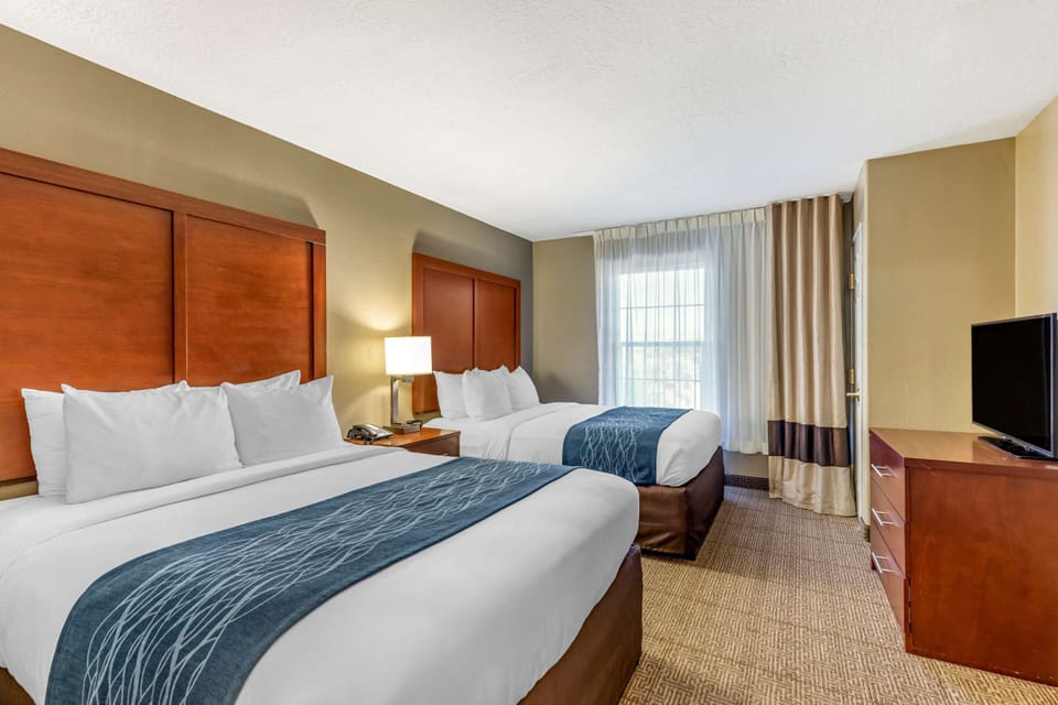 Desk, iron/ironing board, WiFi, bed sheets