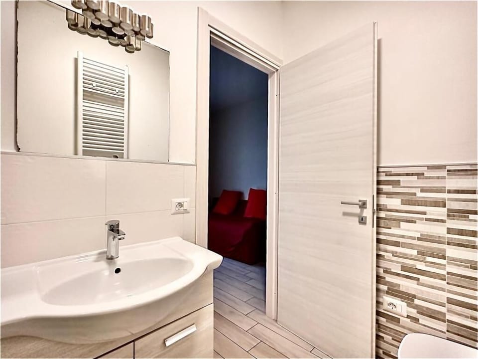 Superior Double Room | Bathroom | Shower, rainfall showerhead, free toiletries, hair dryer