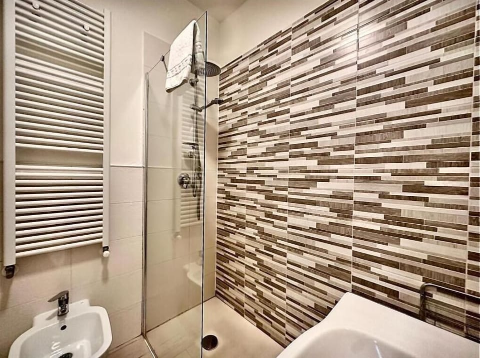 Family Quadruple Room | Bathroom | Shower, rainfall showerhead, free toiletries, hair dryer