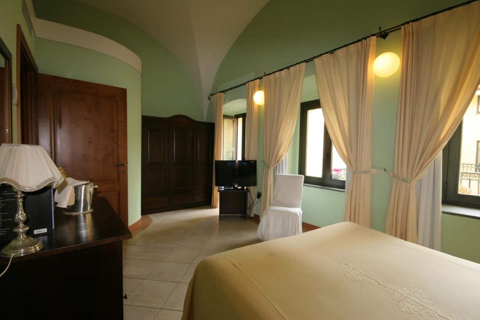 Premium bedding, minibar, desk, cribs/infant beds