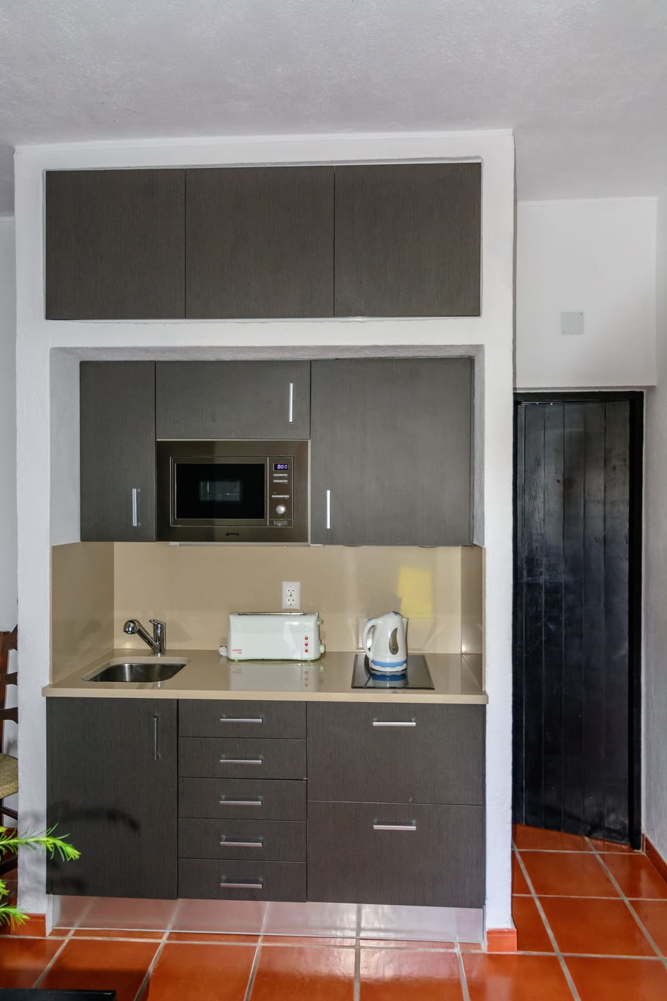 Studio | Private kitchenette | Microwave, oven, coffee/tea maker, electric kettle