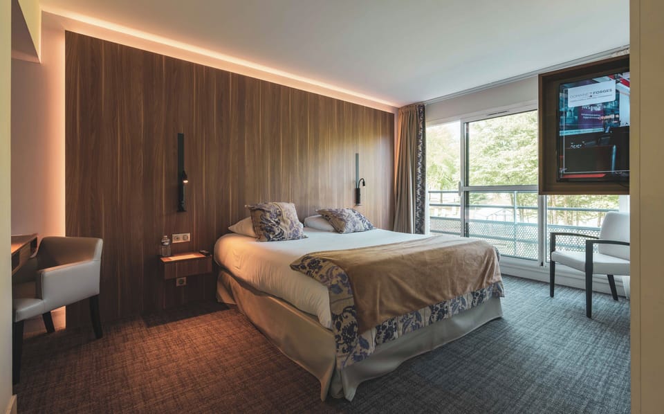 Junior Suite | In-room safe, desk, free cribs/infant beds, travel crib