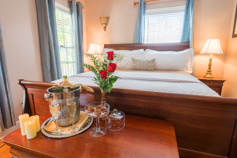 Premium bedding, in-room safe, iron/ironing board, free WiFi