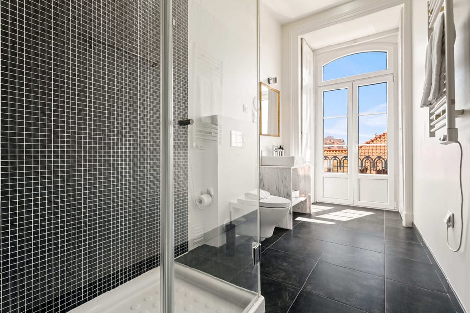 Junior Suite | Bathroom | Shower, hair dryer, towels, soap