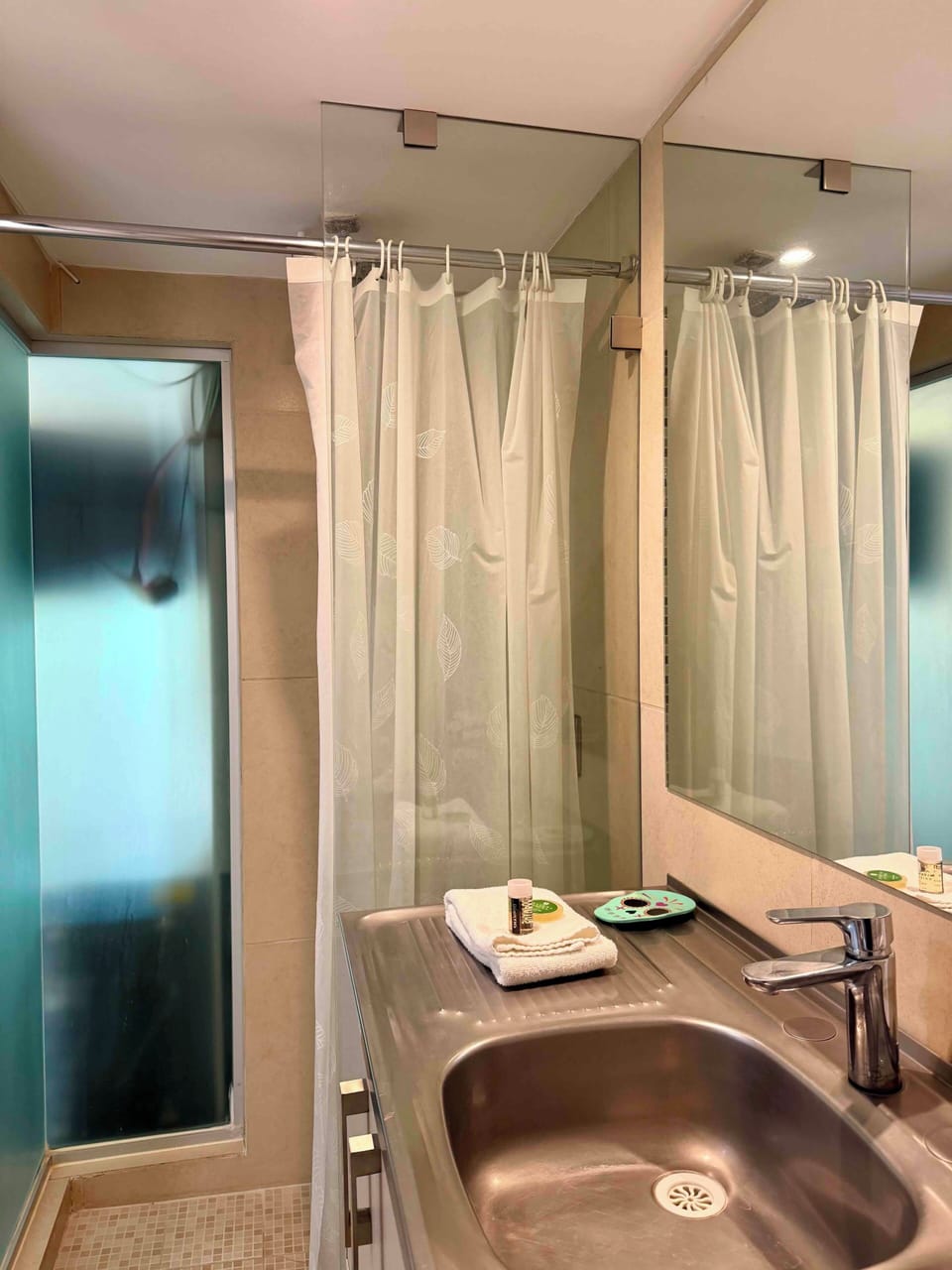Double Room, 1 Double Bed | Bathroom | Shower, free toiletries, hair dryer, towels