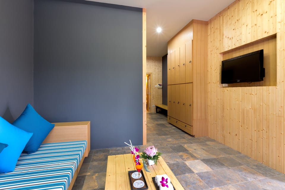 Couples treatment rooms, sauna, hot tub, body treatments, aromatherapy