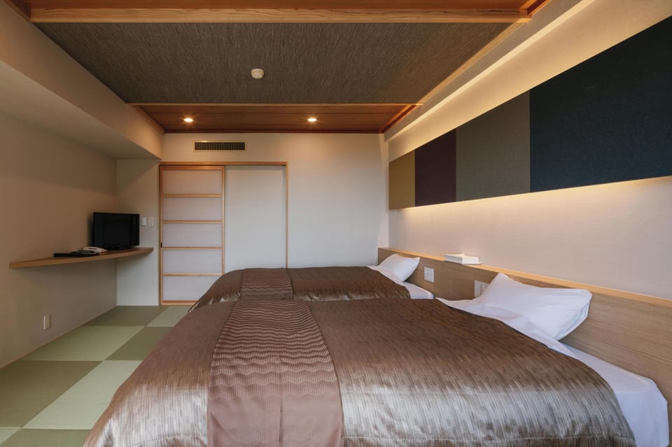 Design Twin Room | In-room safe, WiFi (free), bed sheets