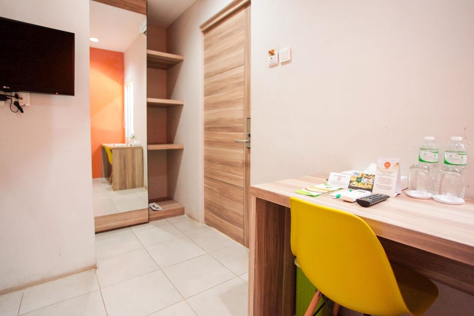 Desk, soundproofing, free WiFi