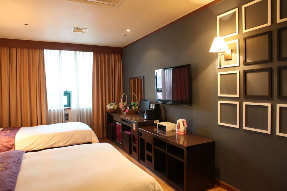Premium bedding, desk, soundproofing, free WiFi
