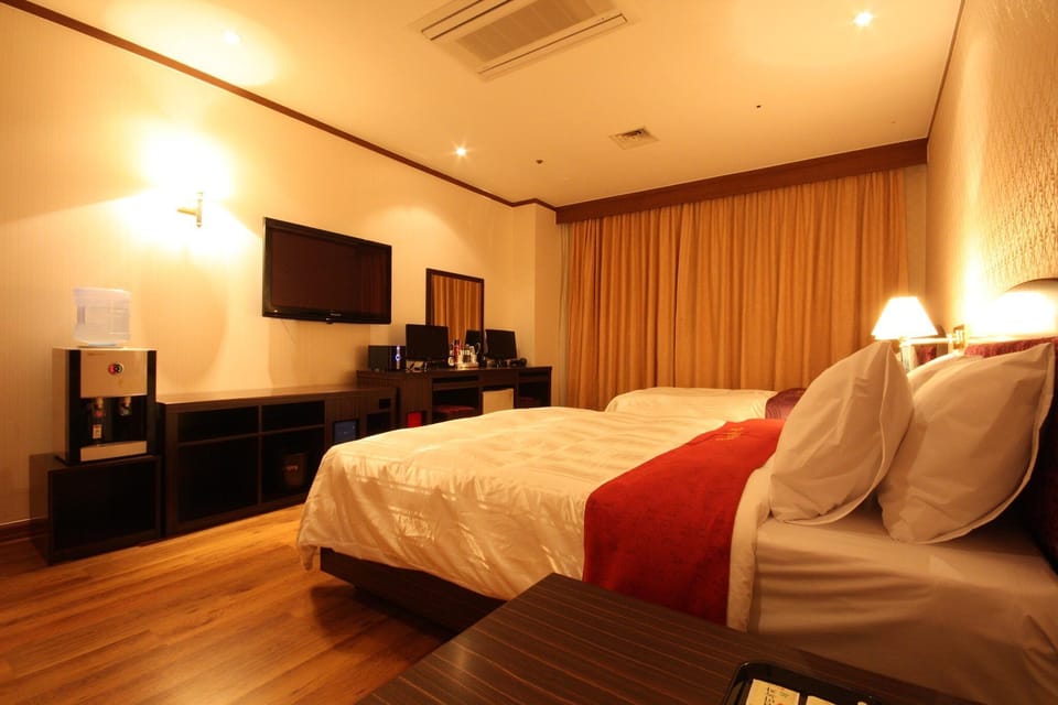 Premier Twin Room | Premium bedding, desk, soundproofing, free WiFi