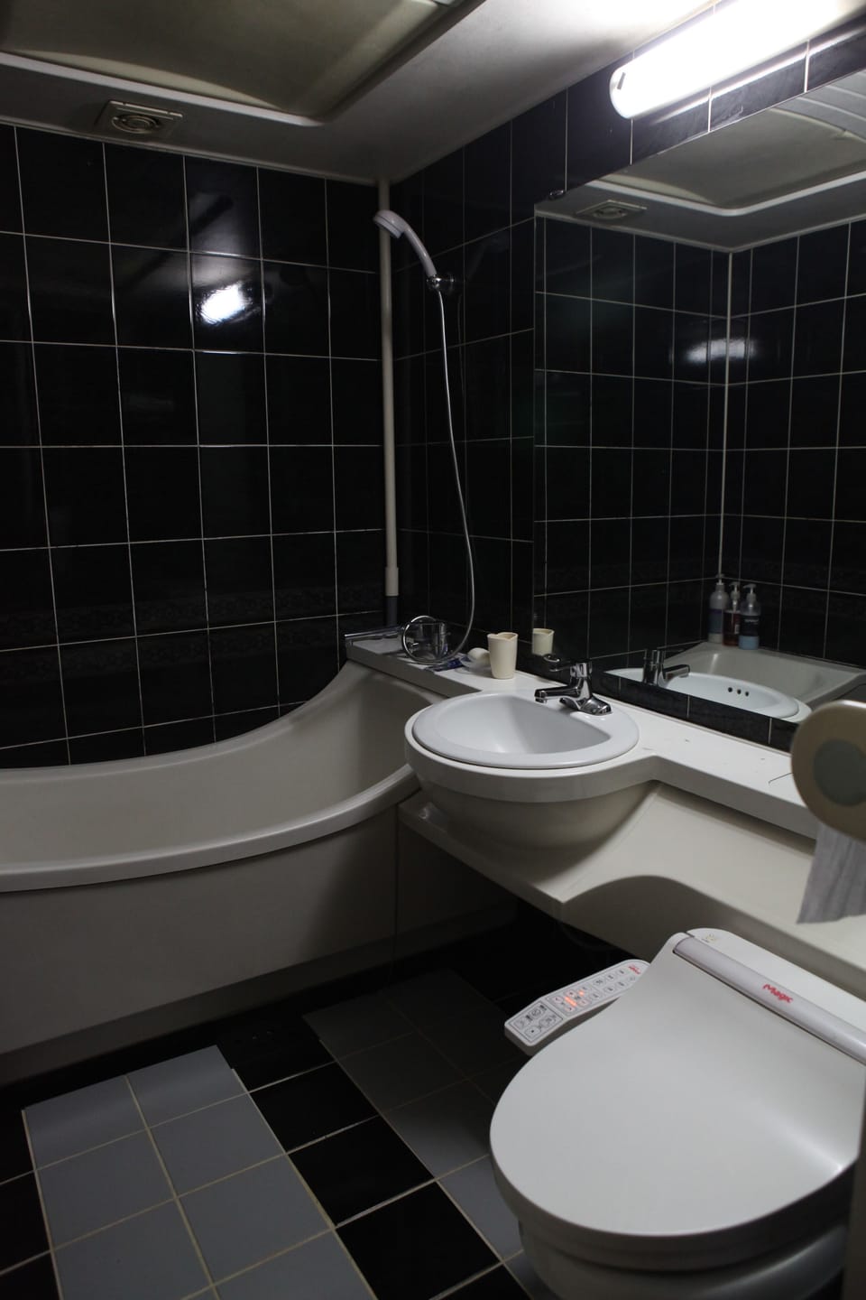 Premier Twin Room | Bathroom amenities | Free toiletries, hair dryer, bidet, towels