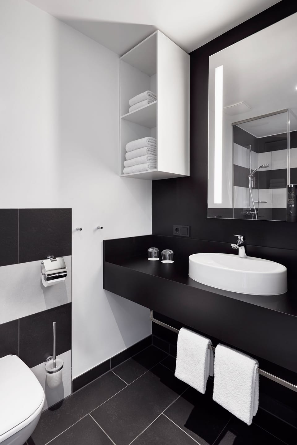 Familienzimmer | Bathroom | Shower, eco-friendly toiletries, hair dryer, towels