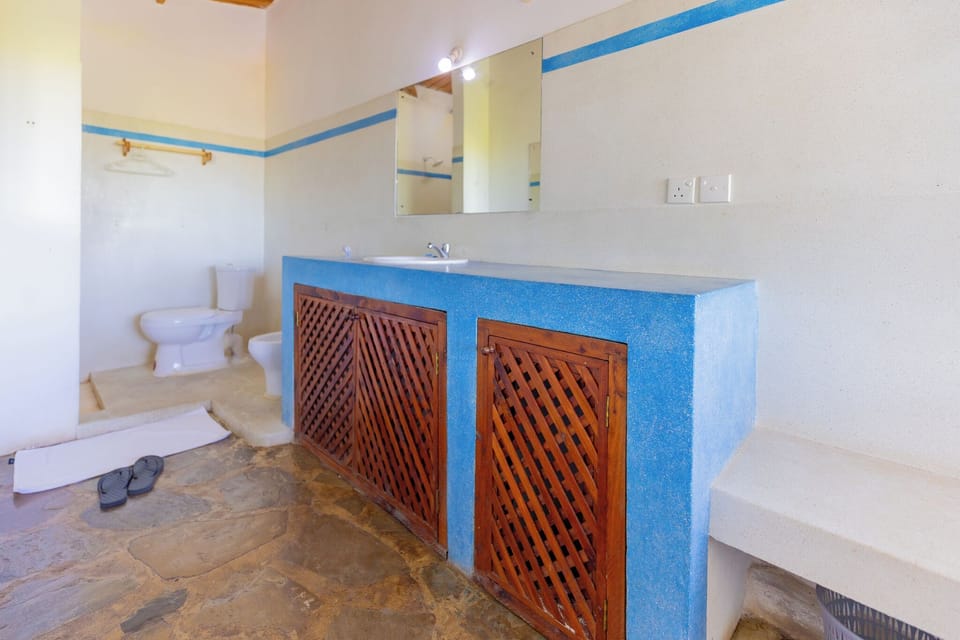 Premier Double Room, Balcony, Pool View | Bathroom | Shower, free toiletries, bidet, towels