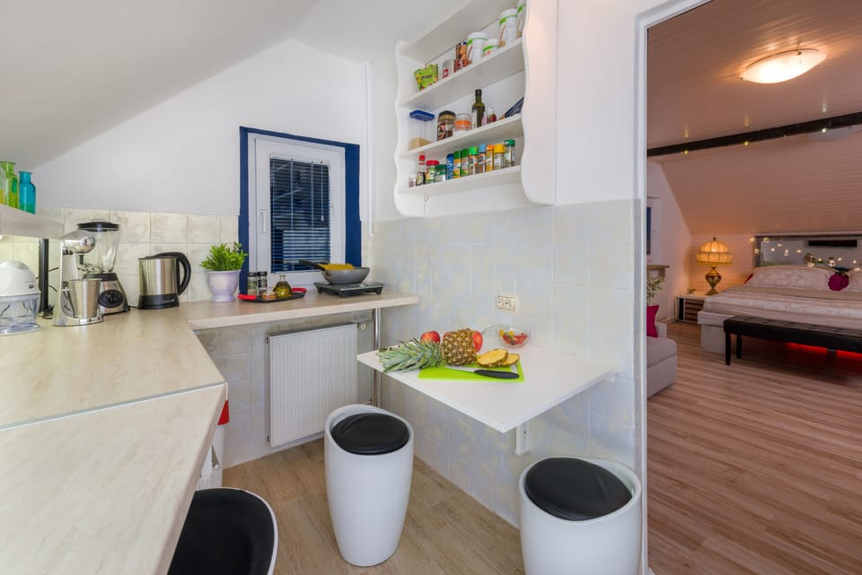 City Suite | Private kitchen | Microwave, dishwasher, coffee/tea maker, electric kettle