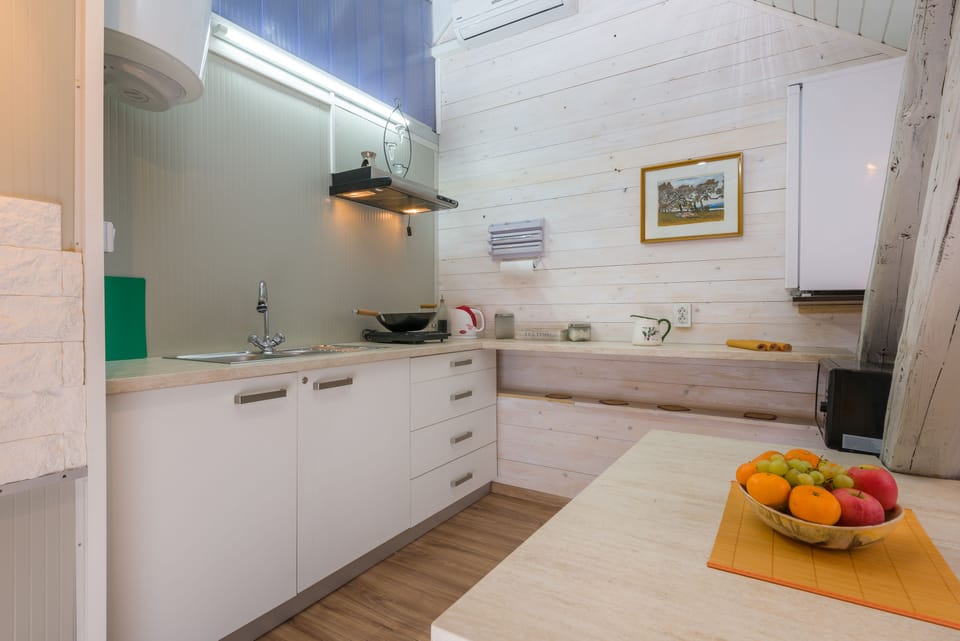 Rustico Suite, City view | Private kitchen | Microwave, dishwasher, coffee/tea maker, electric kettle