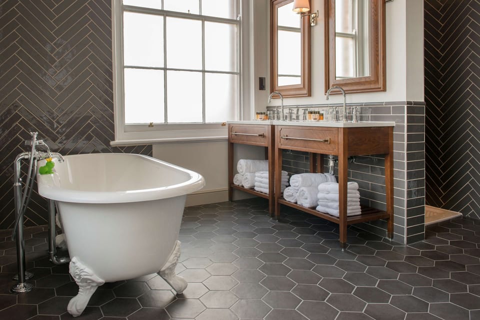 Suite | Bathroom | Free toiletries, hair dryer, towels