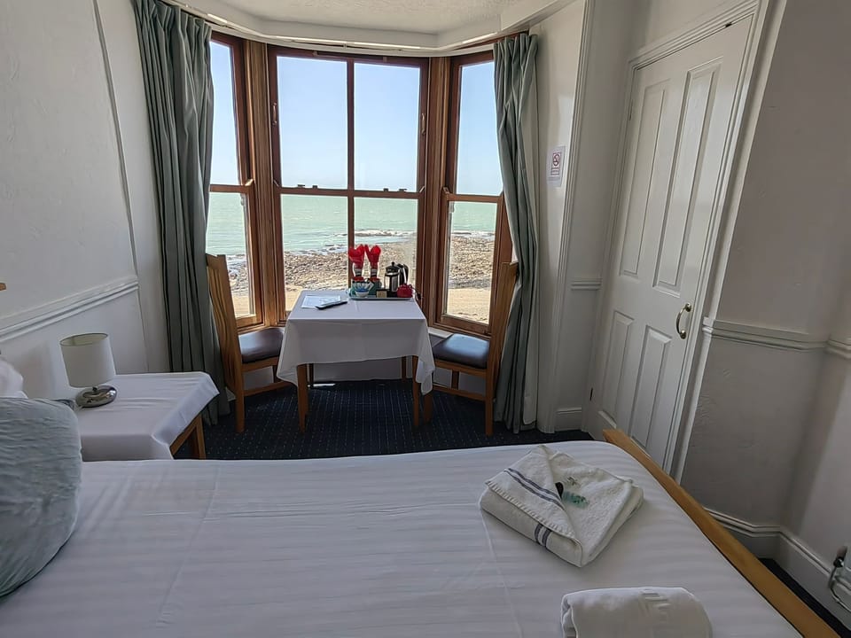Double Room, Sea View | Desk, iron/ironing board, free WiFi, bed sheets