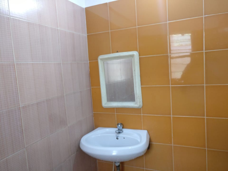 Business Twin Room, 1 Bedroom | Bathroom | Shower, free toiletries, towels, soap