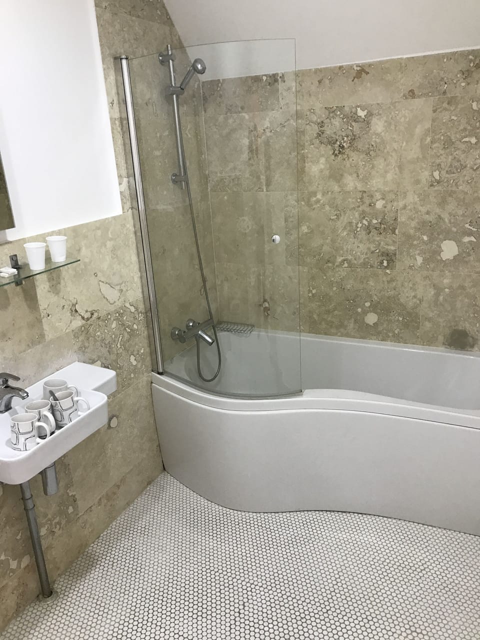 Combined shower/tub, free toiletries, hair dryer, towels