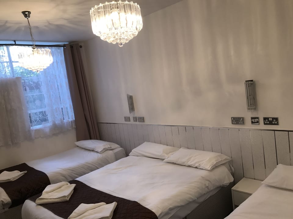 Standard Twin Room | Iron/ironing board, bed sheets