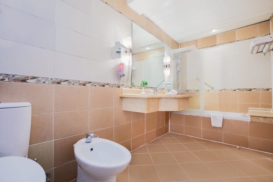 Standard Double with Pool View | Bathroom | Bathtub, free toiletries, hair dryer, towels