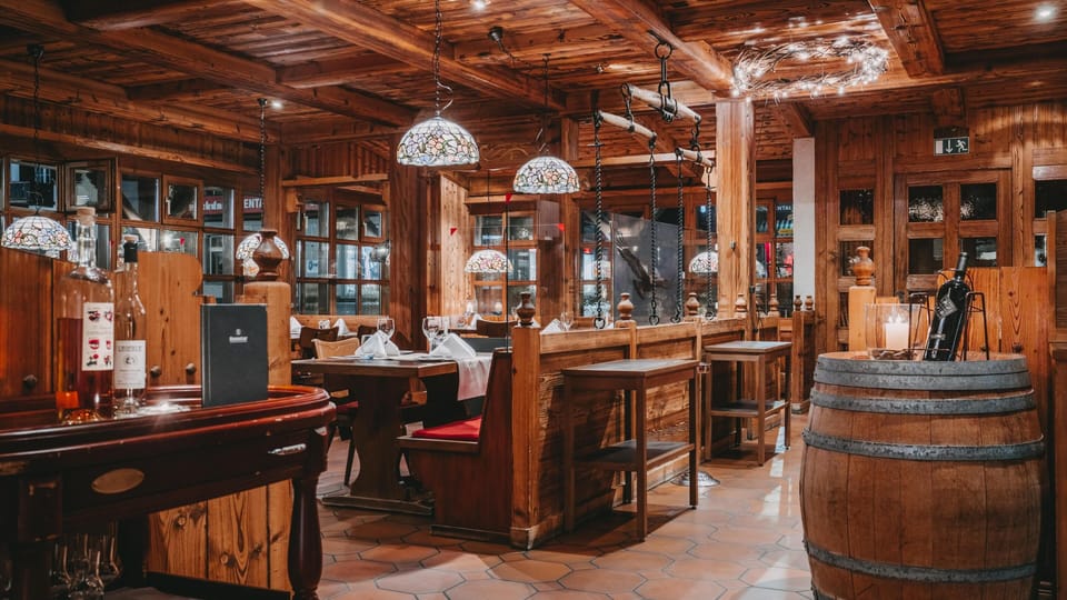 2 restaurants; breakfast and dinner served