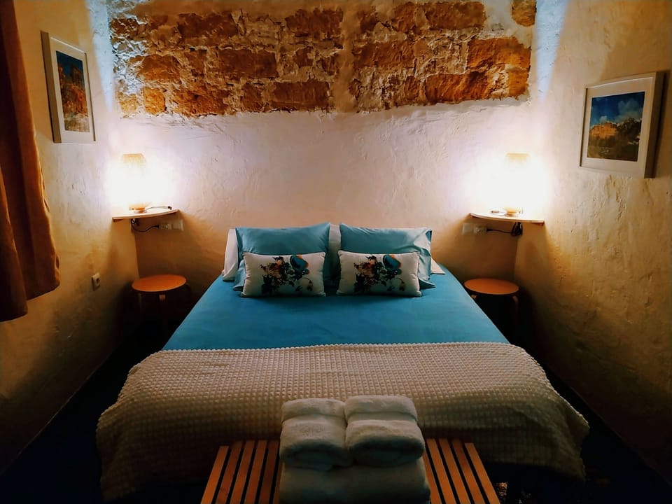 Double Room | Blackout drapes, cribs/infant beds, free WiFi, bed sheets