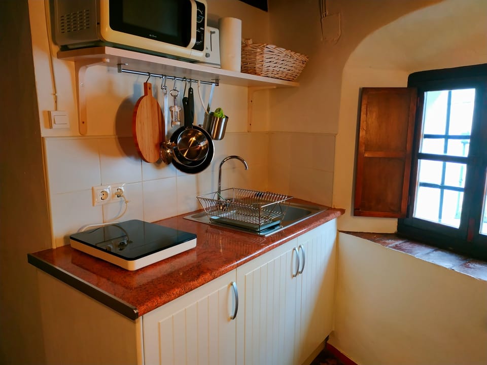 Apartment, 2 Bedrooms | Private kitchenette | Coffee/tea maker, electric kettle
