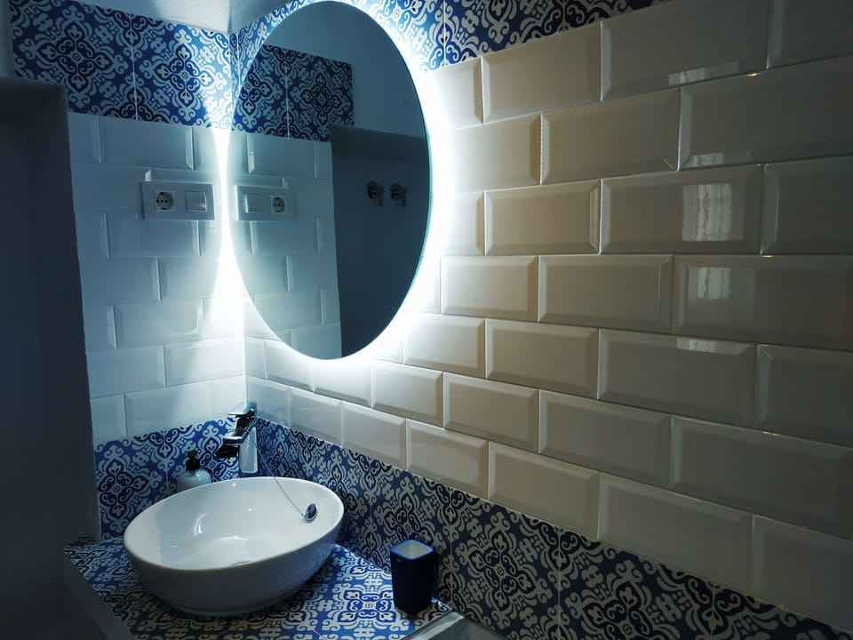 Superior Double Room | Bathroom | Shower, free toiletries, hair dryer, towels