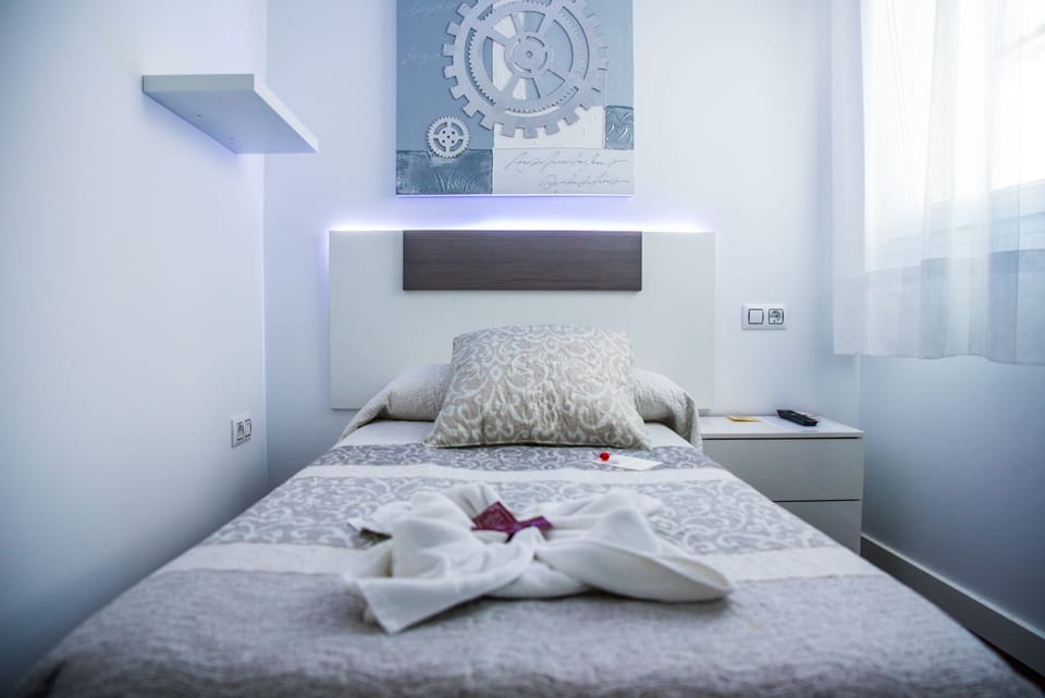 Single Room | Desk, soundproofing, cribs/infant beds, rollaway beds