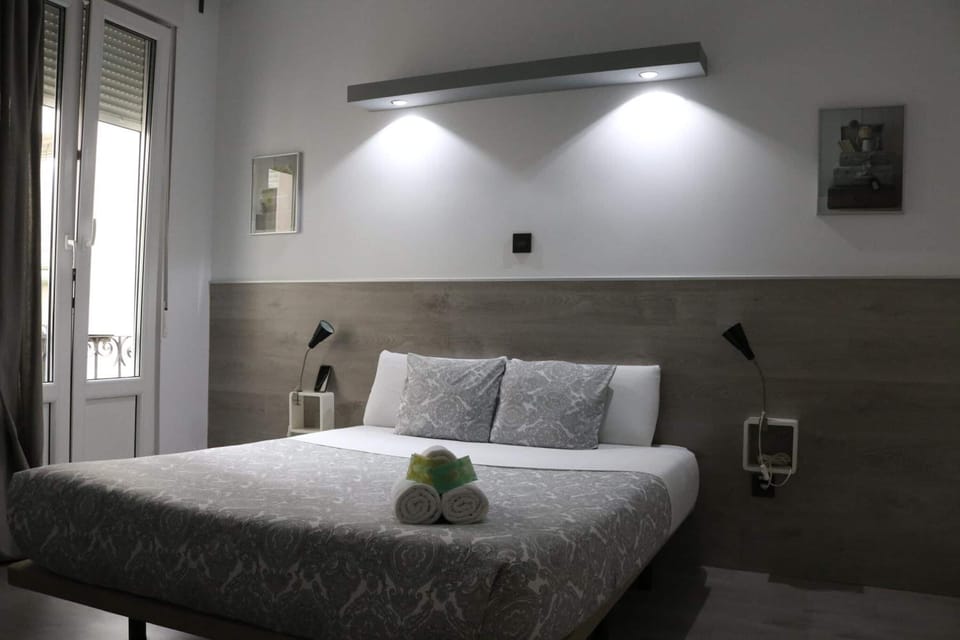 Desk, soundproofing, free WiFi, bed sheets