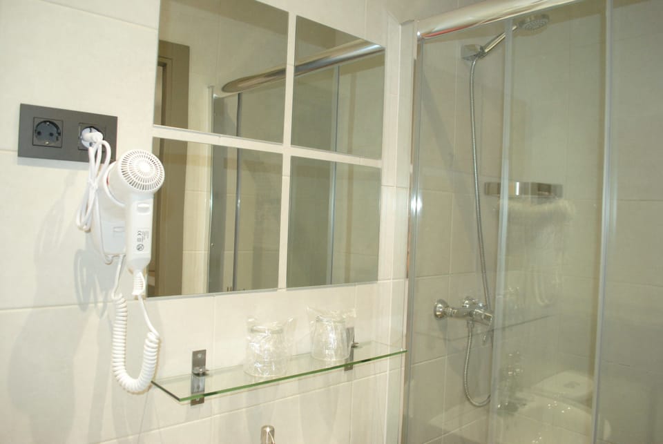 Shower, free toiletries, hair dryer, towels