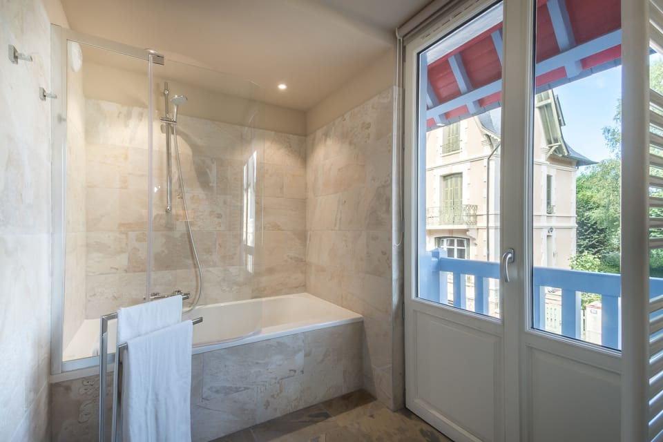 Premium Room | Bathroom | Bathtub, free toiletries, bathrobes, slippers