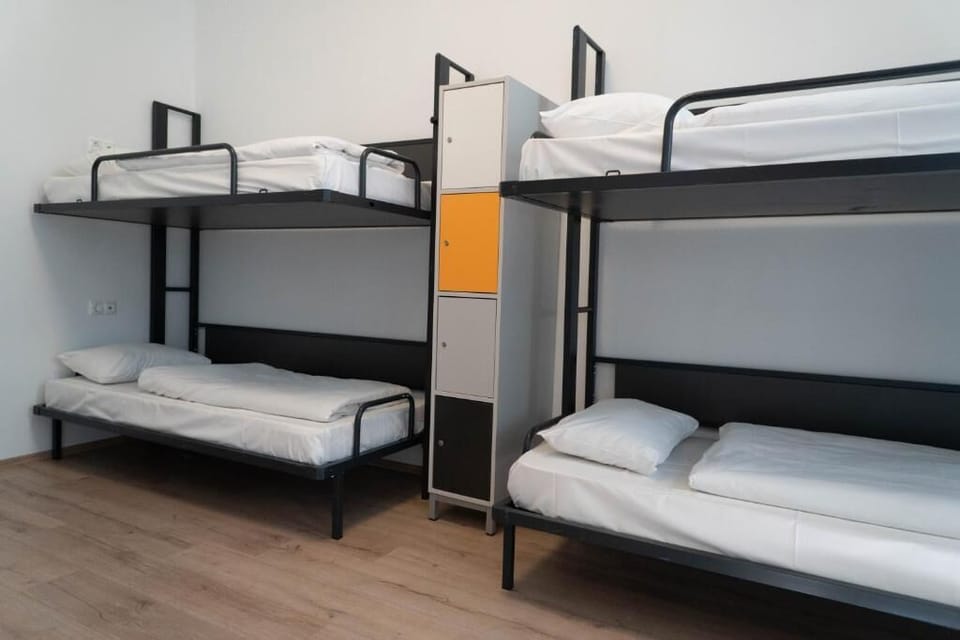 Hypo-allergenic bedding, blackout drapes, free WiFi