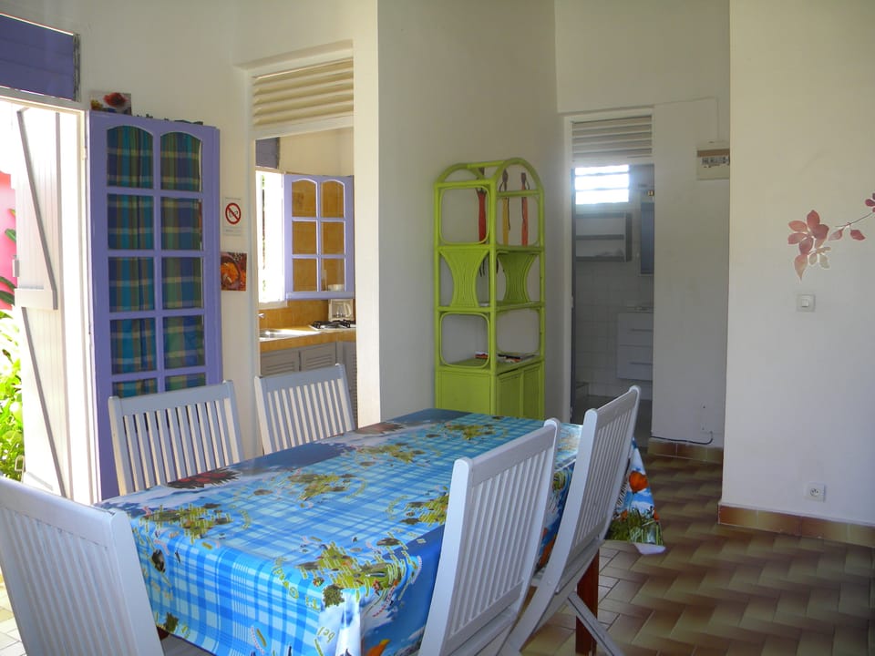 Bungalow | Living room | Flat-screen TV