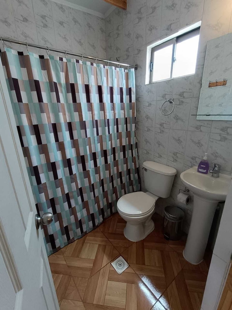 Shower, free toiletries, towels
