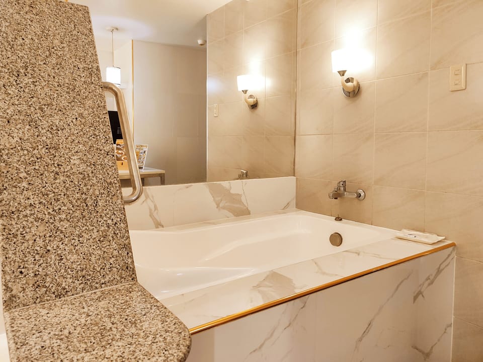 Superior Room | Bathroom | Free toiletries, hair dryer, slippers, towels