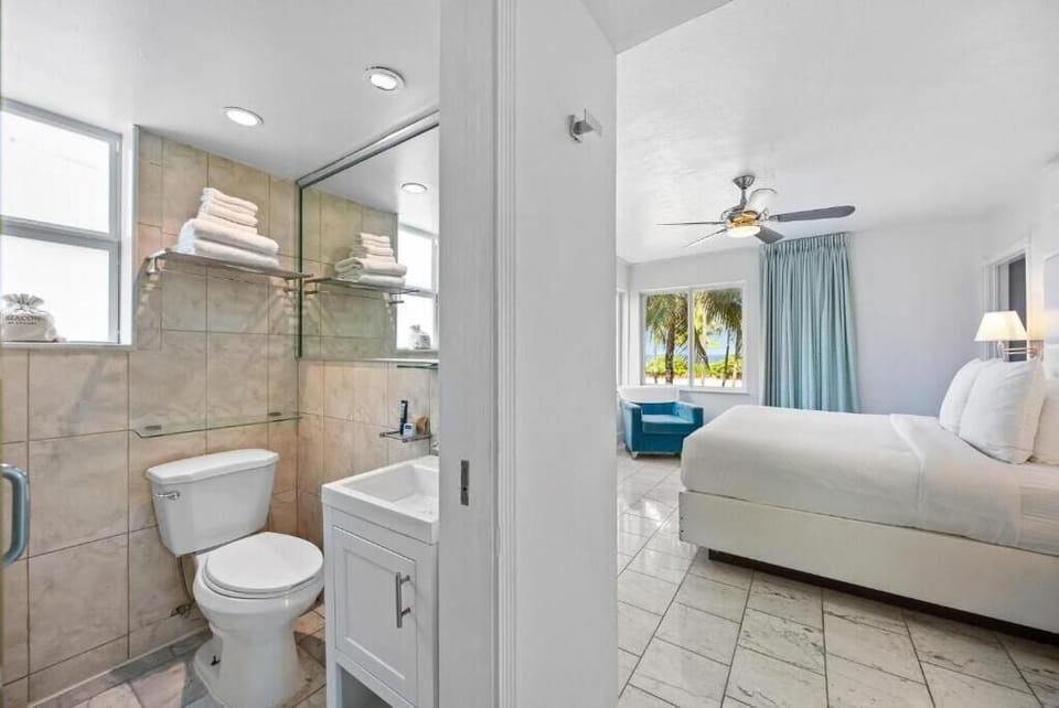 Ocean Front King | 1 bedroom, in-room safe, desk, blackout drapes