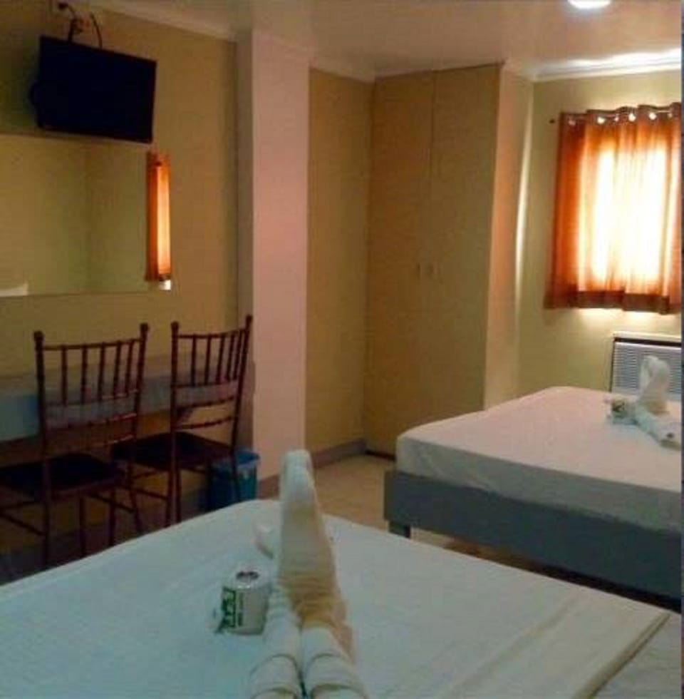 Deluxe Room | Desk, bed sheets
