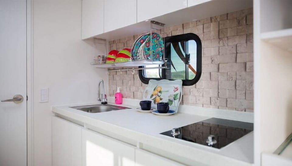 Caravan (After 10 PM check-in, please contact us) | Private kitchenette | Fridge, microwave, electric kettle
