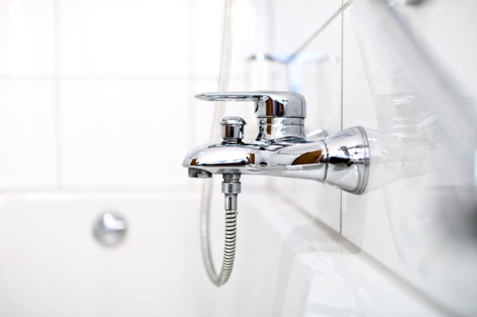 Grand Deluxe Double (VIP) | Bathroom | Shower, free toiletries, hair dryer, slippers