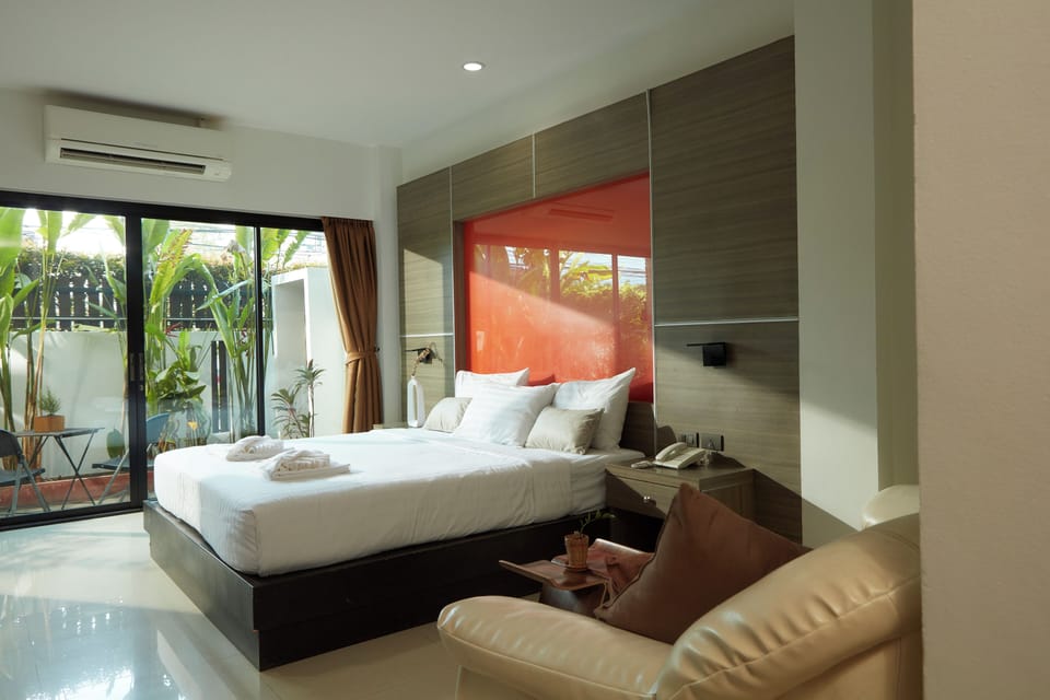 Deluxe Room | Minibar, desk, blackout drapes, soundproofing