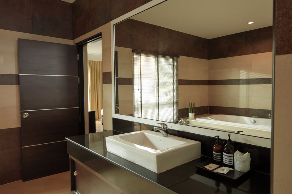 Deluxe Jacuzzi | Minibar, desk, blackout drapes, soundproofing