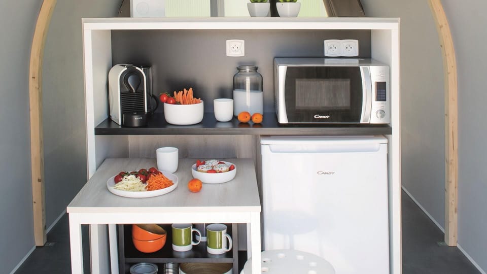 Romantic Tent | Private kitchen | Mini-fridge, coffee/tea maker, electric kettle