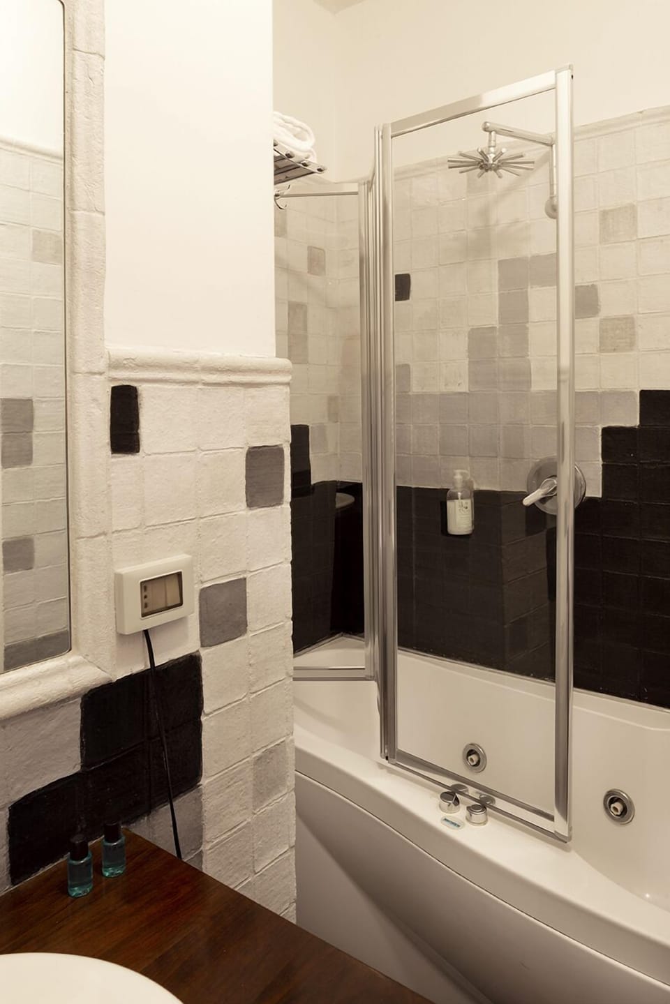 Superior Double or Twin Room | Bathroom amenities | Combined shower/tub, jetted tub, free toiletries, hair dryer